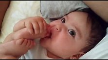 4个月的小娃一声一声叫爸爸，又甜又软，把骨头都给叫酥了