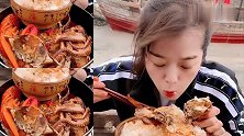 美女直播吃乱炖海鲜，大螃蟹任意吃，看着真过瘾，是我向往的生活
