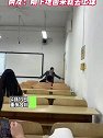 重庆合川：两男生戴草帽去上课，网友：刚下地回来就去上课