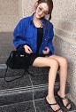 街拍时尚美女达人：藏蓝色牛仔超炫夹克+黑色长体恤