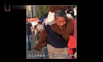 这么大的狗不爱散步,非要人背着,网友笑翻了!