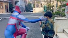 江苏宜兴：爸爸扮奥特曼帮儿子追气球！结局很美，过程却…