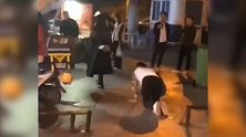 迷惑！街头男子套绳被女子牵着跪行 直到女子放话男子才站起来