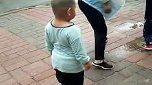 两个小屁孩街头吵架，下一秒小个子却怂了，看一次笑一次！