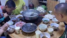 天冷了， 小陈买来大骨头做清汤养生火锅，一家人吃的很安逸！