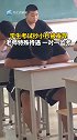 学生考试抄小抄被发现，老师特殊待遇 一对一监考。