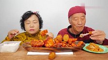 韩国两口子直播吃辣酱烤鸡块，还喝上清酒，吃得真恩爱