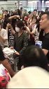 周洁琼现身机场保镖护驾人气爆棚好似春运现场