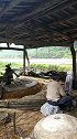 请给老爷爷坚持六十年手工老作坊，造纸点赞！