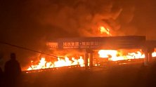警方通报京昆高速油罐车起火事故：系追尾导致 造成两人死亡