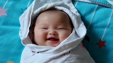 洗完澡给宝宝裹成一块儿糖，不哭也不闹，就等着妈妈来