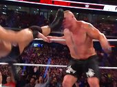 WWE名场面！麦克莱恩皇家大战踹飞莱斯纳