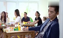 家长去开家长会,竟在教室里睡着了还打呼噜,太搞笑了!