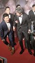 拍照虽重要，但是走路也要注意安全哦！吴京大哥气质满满