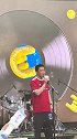 理想汽车十周年庆典上，CEO李想身穿曼联球衣唱歌