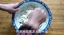 这样做饼张张薄如纸，一次能做几十张，配上豆芽粉条，太美味了