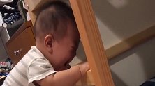 宝宝的头被撞到了，接下来的表情好可怜，尤其是望妈妈的眼神！