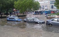 为了不让爱车泡水，车主们各显神通，应对暴雨淹车方法层出不穷！