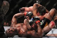 UFC20年20大降服 蜘蛛全场被虐三角绞极限反杀松恩