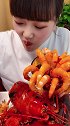 貌美如花吃虾肉