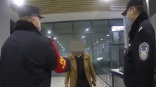 陕西安康：醉酒男子不戴口罩坐火车 站台大厅辱骂民警