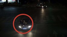 胡闹!2男子深夜坐汽车引擎盖上“兜风” 途中还不忘和司机说笑