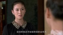 钱霏霏一把推开了艾勤奋，自己却被广告牌压倒