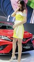 萌态十足的大长腿车模，黄裙很是抢眼，这站位挡住我看车了