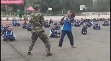 这位女生胆子有点大，要和教官过过招，看来还真是个练家子！