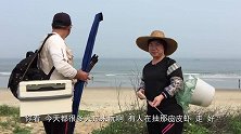 闲牛带牛嫂去钓鱼运气果然不错，收获了好多靓海货回来，真有口福
