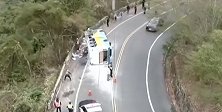 台湾一旅游大巴翻车致1死20伤 司机自述：刹车失灵只能撞墙壁