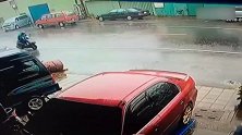 刮着大风男子骑车回家，发现不对劲赶紧停车，赶不上门板速度