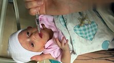 护理员用针筒给37周早产儿喂营养液，宝宝乖巧的模样太招人疼了