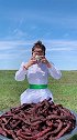 蒙古姑娘大口吃肉的样子，这生活真是太好了吧！