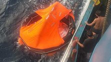 搜救现场！渔船台湾海峡被撞12人失踪：直升机和专业救助船已到