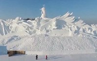 美呆了！哈尔滨巨型雪塑中国神鸟 游客千里打卡