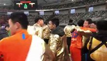 直击鲁能夺冠现场 郭田雨抱起宋龙众人献上“拍臀”庆祝