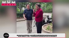 罕见赵忠祥不戴假发出镜，在街上与人热聊，满头白发尽显老态！