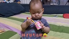 17个月宝宝在吃啥呢？连空瓶子也舍不得丢？真是一枚小吃货