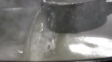 广东美食：猪的内脏成了老广人的美食猪杂粥，宵夜和早餐都有的吃