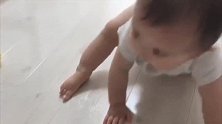 肉嘟嘟的小宝宝慢慢地爬过来，抬起头的瞬间被萌到了，真好看！