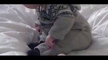 妈妈让宝宝学习坐，宝宝好不容易坐住，但太胖了又摔倒，好可爱！