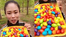 美女直播吃恐龙彩蛋，各种颜色口味任意选，是我向往的生活