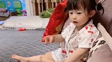 小萝莉藏起来的玩具被妈妈找到了，这下萝莉急眼了，直接不愿意了