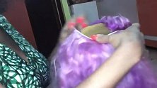 非洲女子发质不好，带个紫色假发，摇身变气质美女