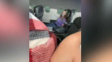 美国：一名女乘客试图打开机舱门被控制，捆在座位上嘴巴被封住