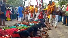 印度一地区庆祝传统节日 数百名女子躺一排让神职人员踩过求子