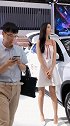 眼镜哥你想干嘛，难道你也想和美女拍照吗？