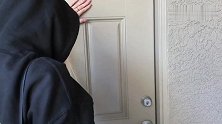 女儿要给许久不见的妈妈一个惊喜，一开门，妈妈直接吓出了表情包