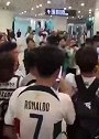 大批中国球迷在机场等C罗 有球迷当众直接做siu庆祝